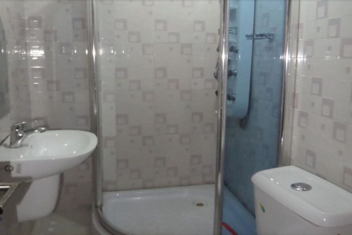 Baño | Regadera, regadera tipo lluvia, amenidades de baño gratuitas, toallas 