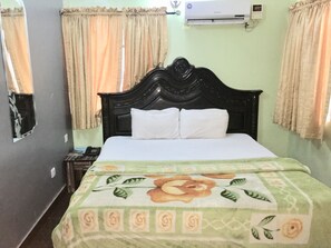 Minibar, bureau, espace de travail pour ordinateur portable