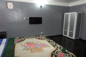 Royal Room (Kings Room) | Minibar, desk, laptop workspace, blackout drapes - Trendor Hotel (Lagos)
