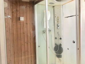 Dusche, Regendusche, kostenlose Toilettenartikel, Handtücher