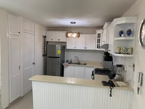 Microwave, cookware/dishes/utensils