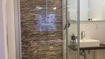 Economy-Doppelzimmer | Badezimmer | Dusche, kostenlose Toilettenartikel, Haartrockner, Handtücher
