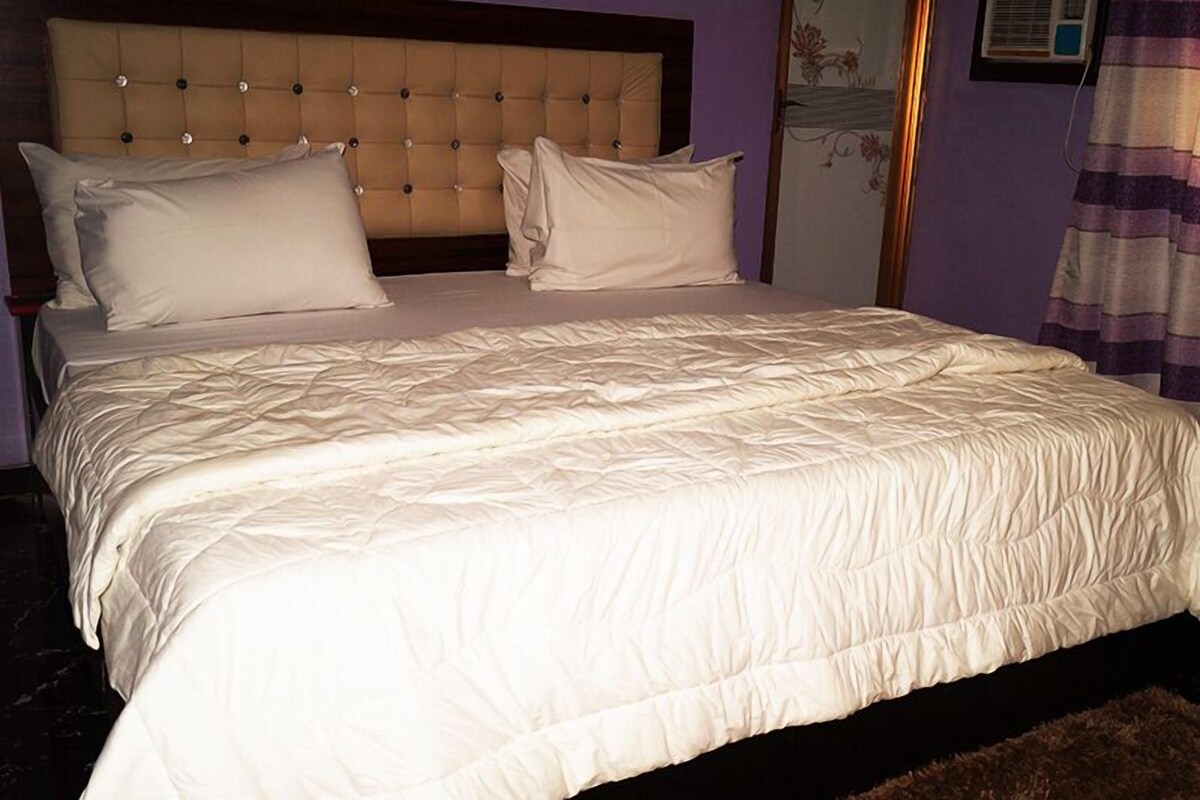 Deluxe-Zimmer, 1 King-Bett | Schreibtisch, laptopgeeigneter Arbeitsplatz, Verdunkelungsvorhänge