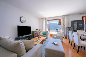 TV, fireplace, DVD player, stereo