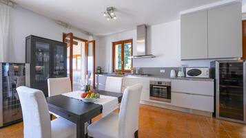 Frigorífico, microondas, horno y placa de cocina