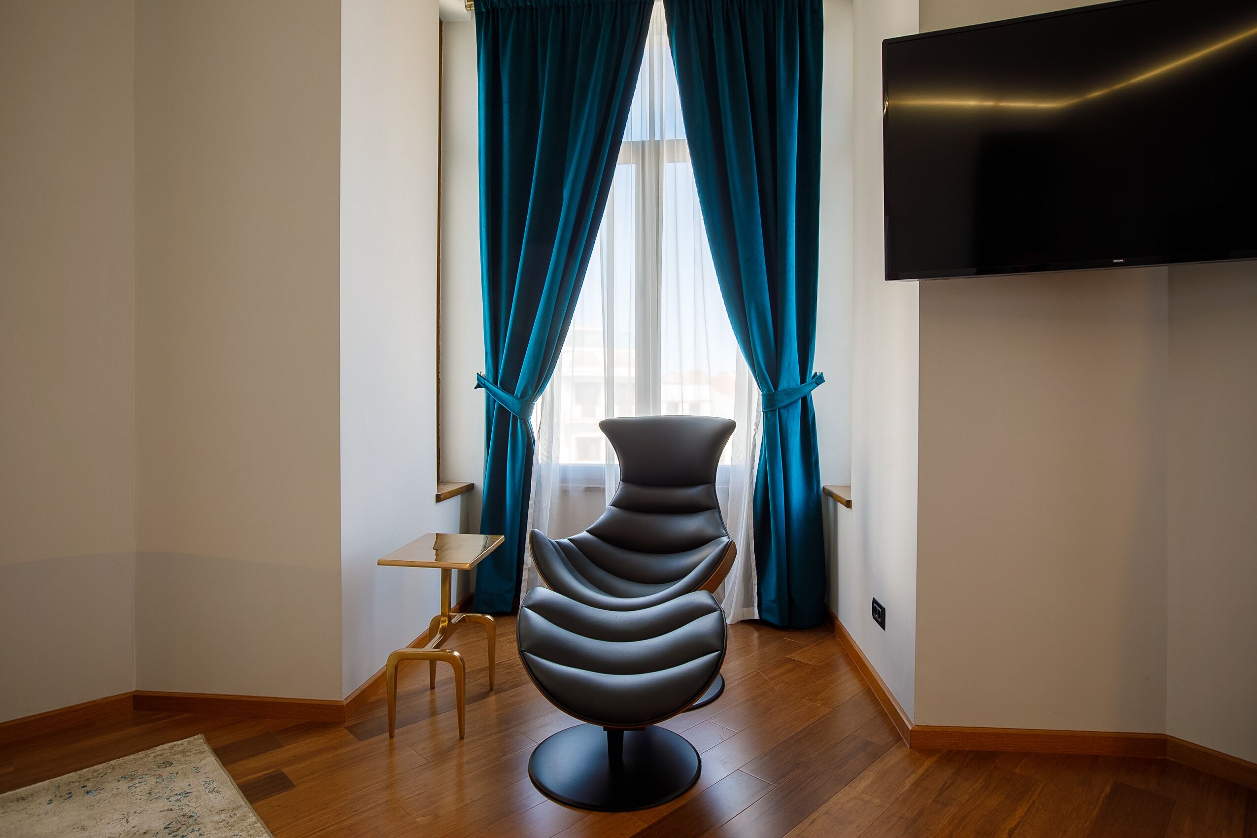 Grand kamer | Woonruimte | Een 50-inch flatscreentelevisie met kabelzenders en televisie