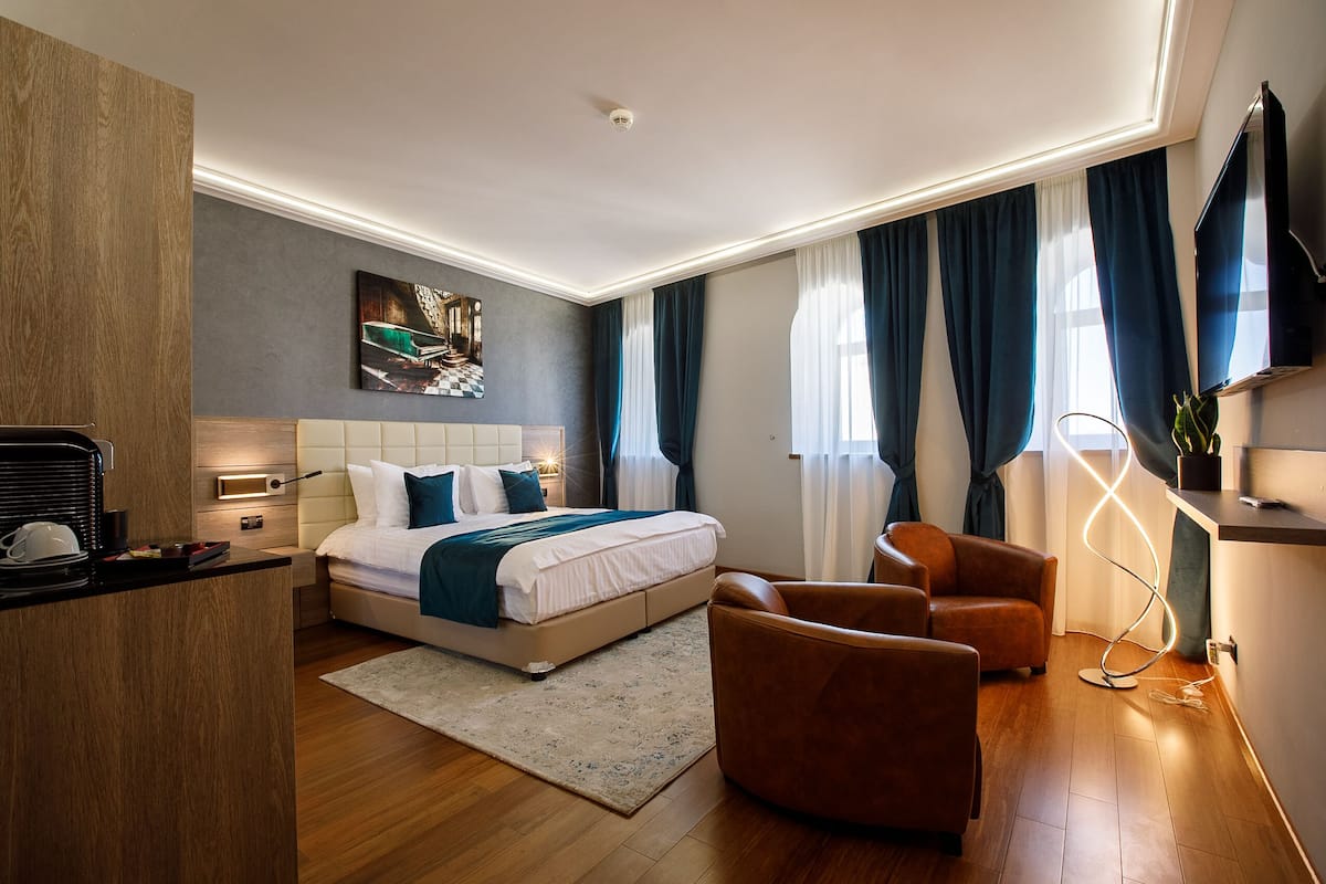 Premium bedding, pillowtop beds, minibar, in-room safe