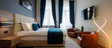 Un dormitorio moderno con cama, mesita de noche, televisor y una lámpara de diseño único.