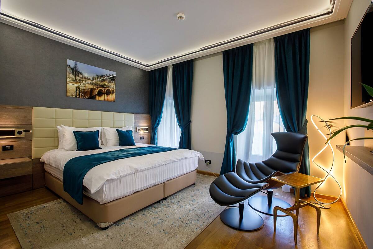 Premium bedding, pillowtop beds, minibar, in-room safe