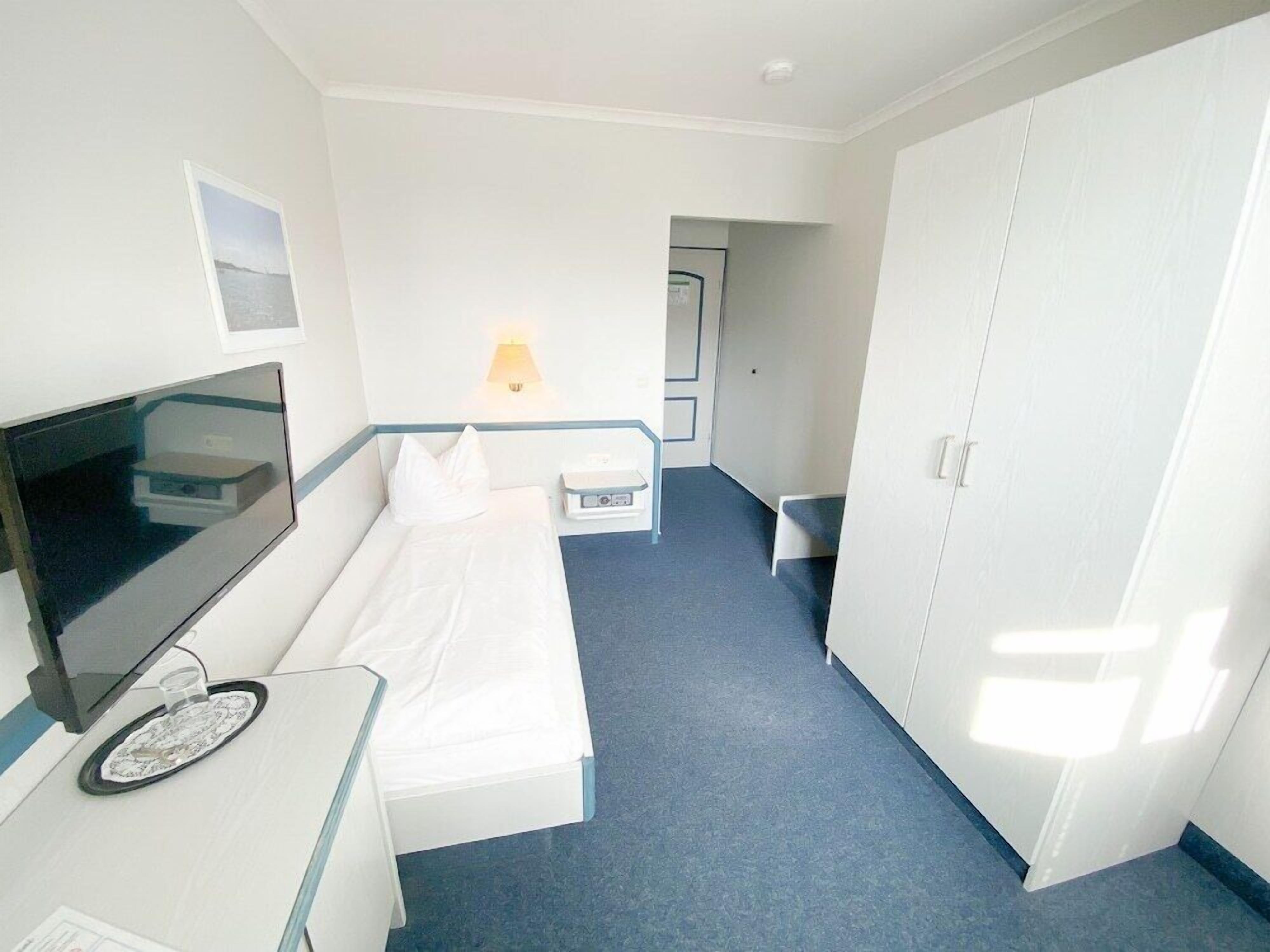 In-room safe, free WiFi, bed sheets
