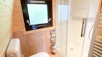 Traditional Cabin | Bathroom | Hair dryer, towels, soap, shampoo