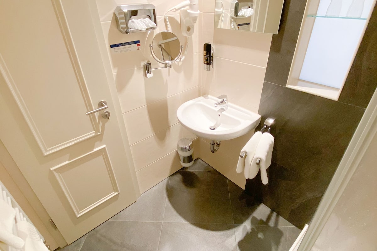 comfort double room | bathroom | hair dryer, towels, soap, shampoo