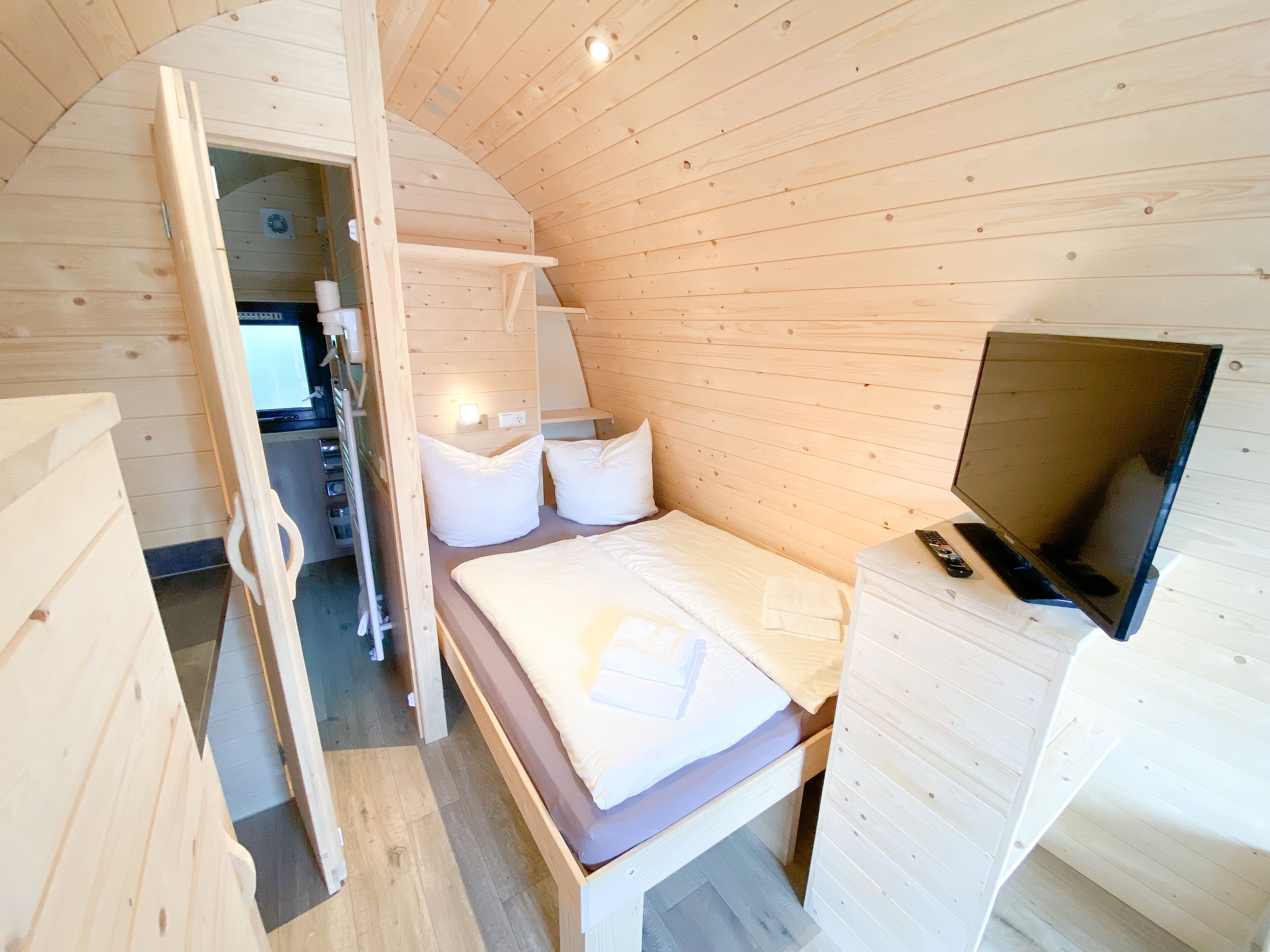 traditional cabin | in-room safe, free wifi, bed sheets