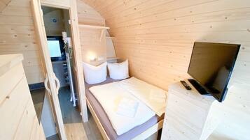 Traditional Cabin | In-room safe, WiFi (free), bed sheets