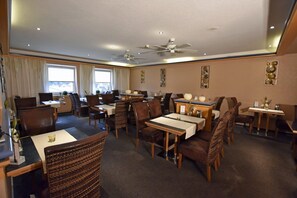 Free daily buffet breakfast - Parkhotel Schotten (Schotten)