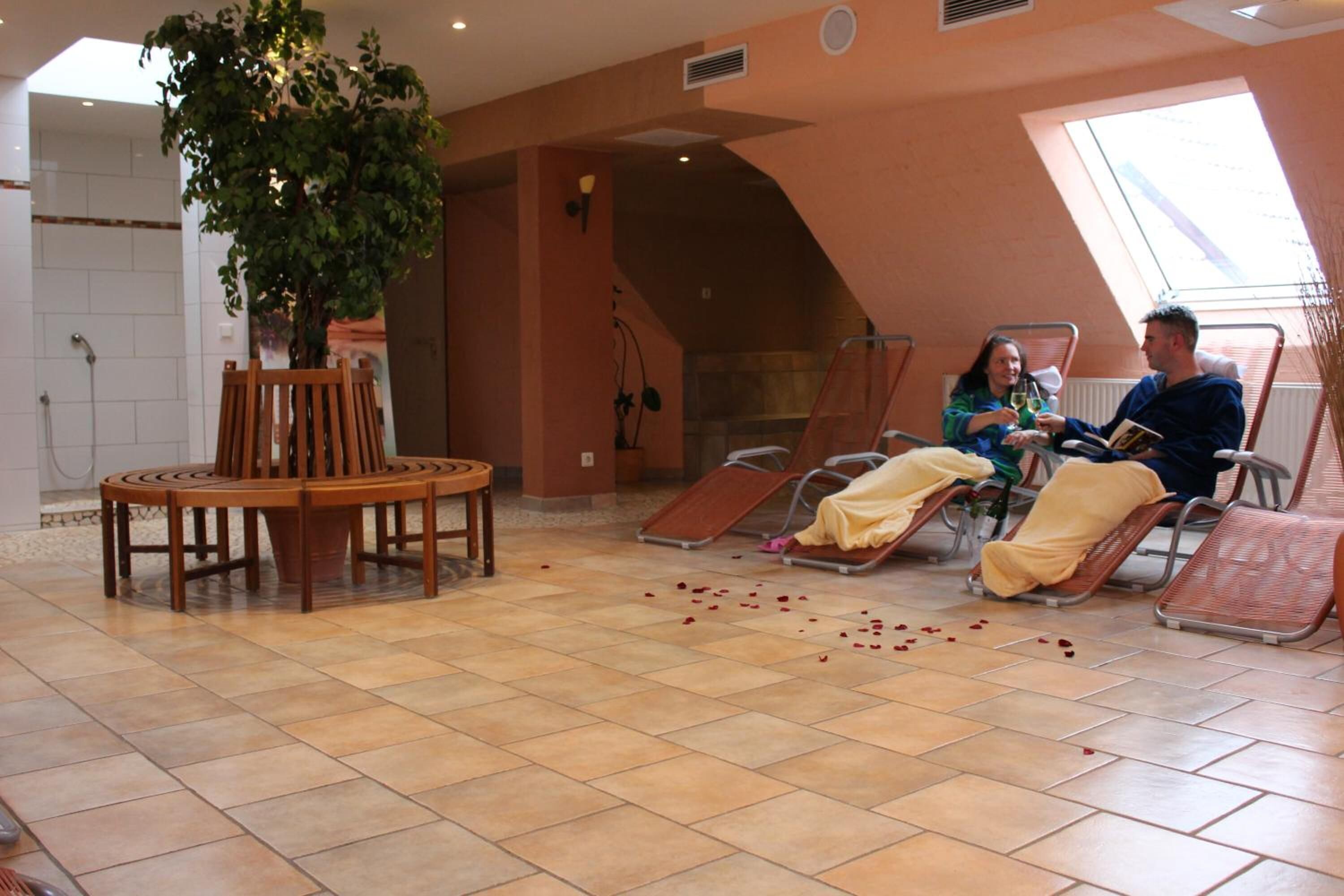 Sauna, Dampfbad, Körperbehandlungen, Warmsteinmassagen