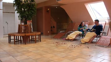 Sauna, Dampfbad, Körperbehandlungen, Warmsteinmassagen