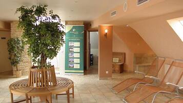 Sauna, bilik wap, rawatan badan, urut tuaman batu, balut badan