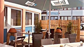 Makan tengah hari dan makan malam dihidangkan, masakan Jerman