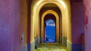A corridor with arched ceilings and stone flooring, leading to a view of the sea. - Zulin Farm. Air-conditioned accommodations for 4–7 people 011017-AGR-0025 (Levanto)