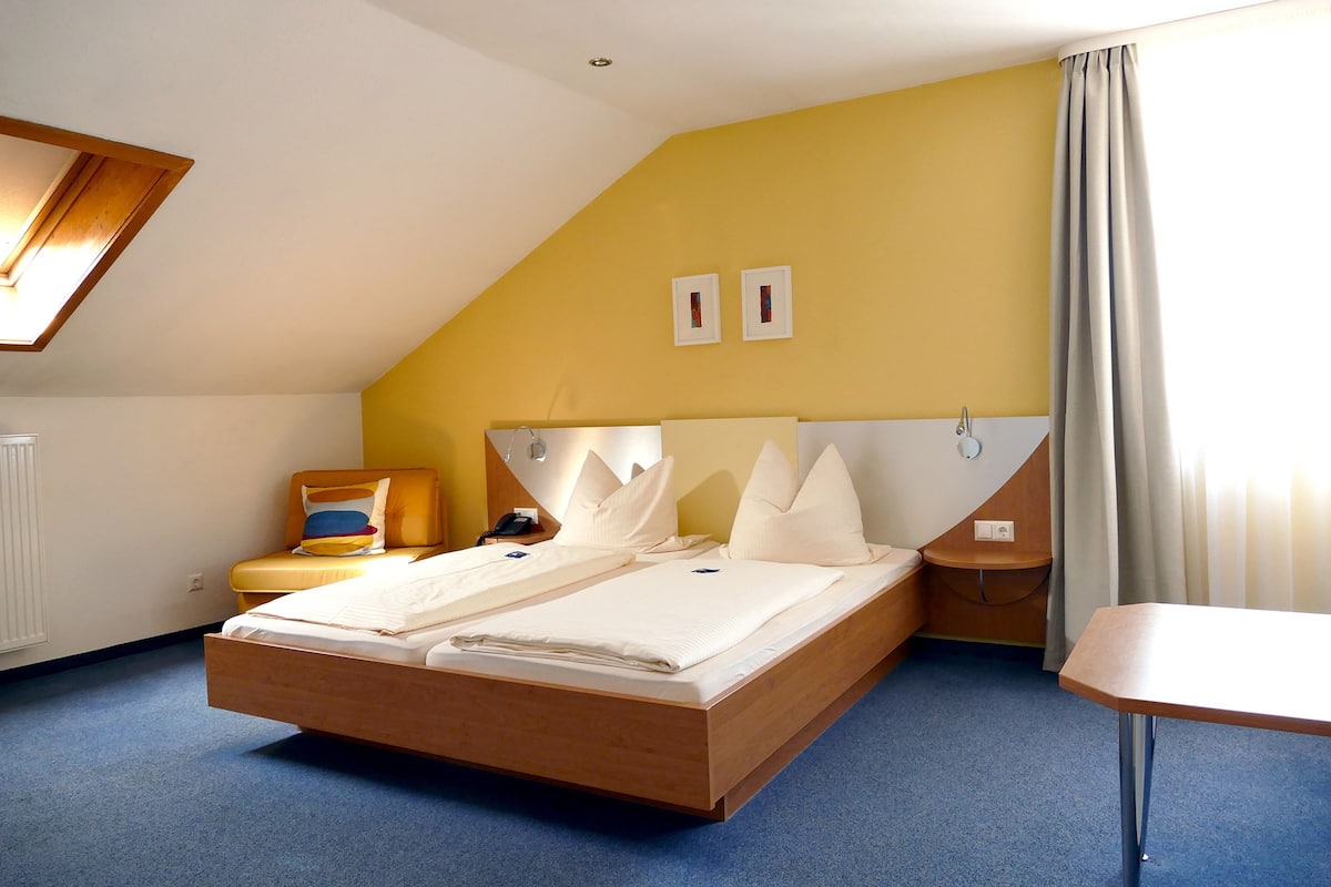 Grand Single Room | In-room safe, desk, blackout drapes, soundproofing