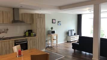 Lemari es, microwave, oven, dan kompor