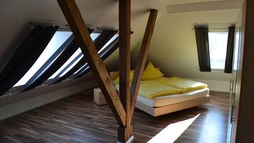 Comfort Apartment, 2 Bedrooms | Meja, langsir/tirai gelap terus, katil bayi/kot (percuma)