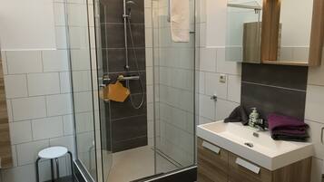Superior Apartment, 2 Bedrooms | Bathroom | Hair dryer, towels, toilet paper