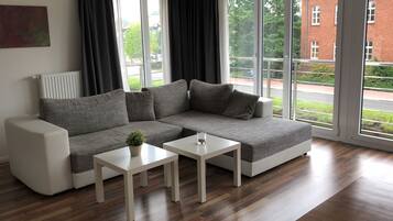 Standard-Apartment, 1 Schlafzimmer, barrierefrei | Wohnbereich | Flachbildfernseher