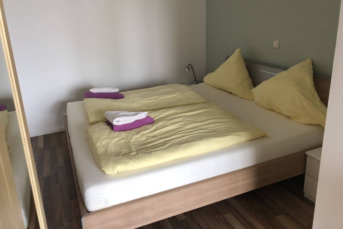 Standard Studio, 1 Queen Bed | Desk, blackout drapes, cribs (free), WiFi (free)