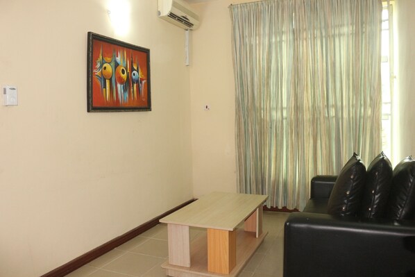 Executive Suite | Living area | Flat-screen TV - Planet Guest House (Calabar)