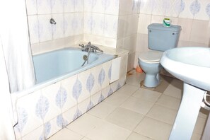 Combined shower/tub, deep soaking tub, rainfall showerhead, towels - Planet Guest House (Calabar)