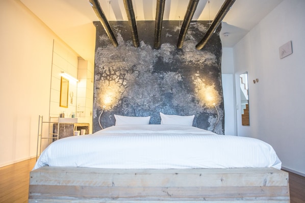 Bureau, fer et planche à repasser, Wi-Fi gratuit, draps fournis