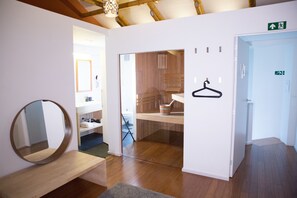 Escritorio, tabla de planchar con plancha, wifi gratis y ropa de cama