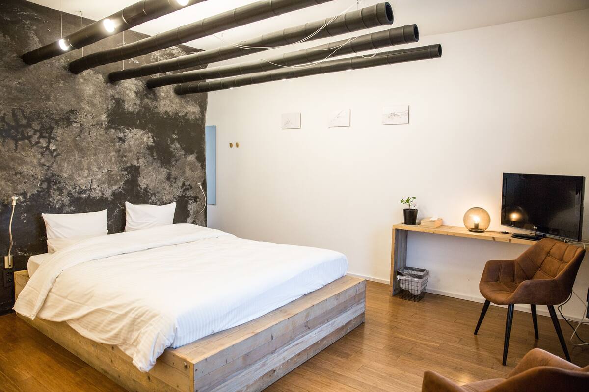 Deluxe Double Room, Bathtub | Desk, iron/ironing board (on request), WiFi (free), bed sheets