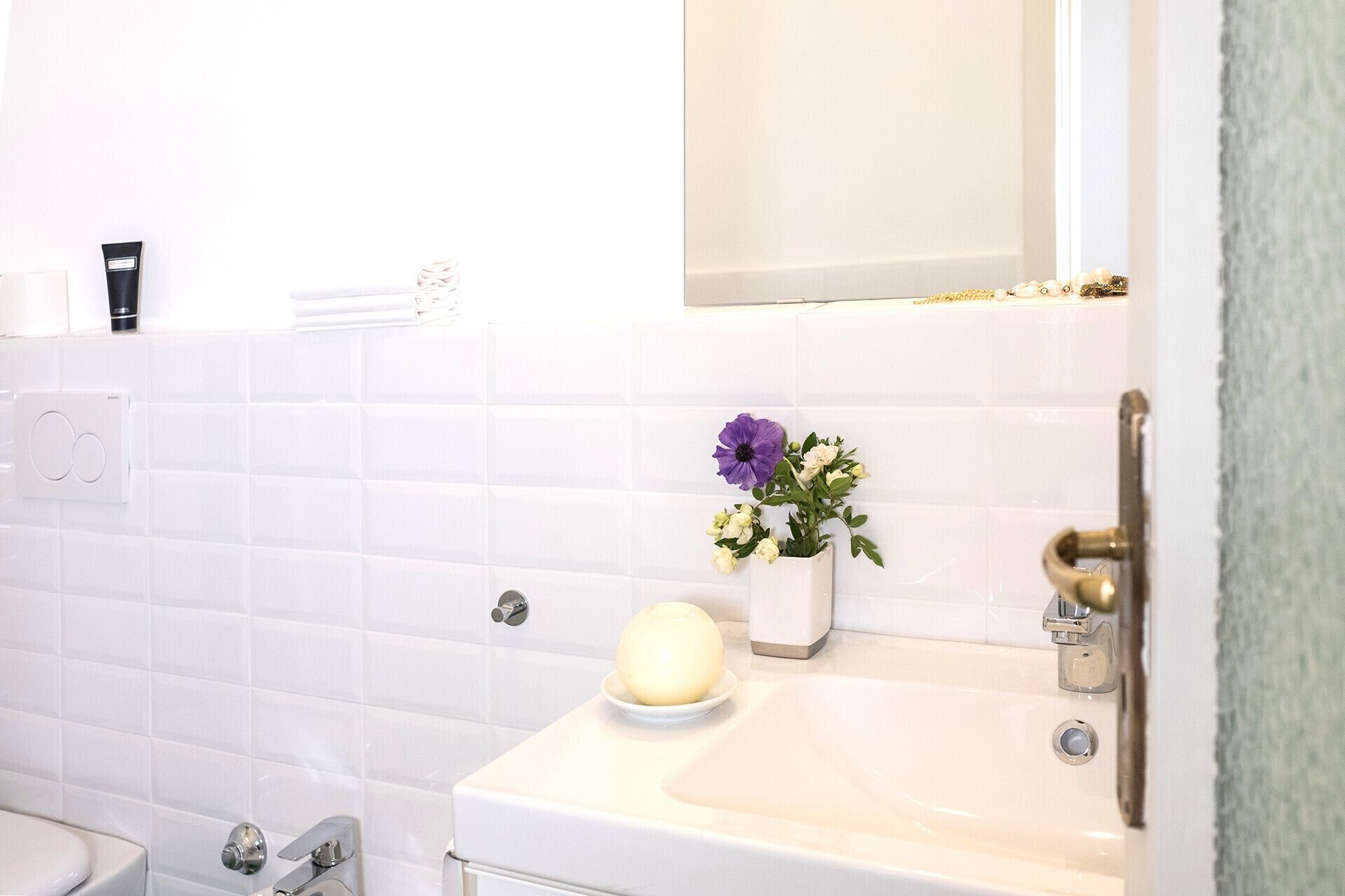 Chuveiro, secador de cabelo, bidê, toalhas de banho