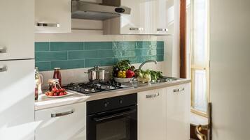 Een koelkast, een microgolfoven, een oven, een kookplaat