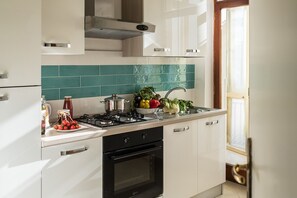 Kjøleskap, mikrobølgeovn, ovn og kaffetrakter/tekoker