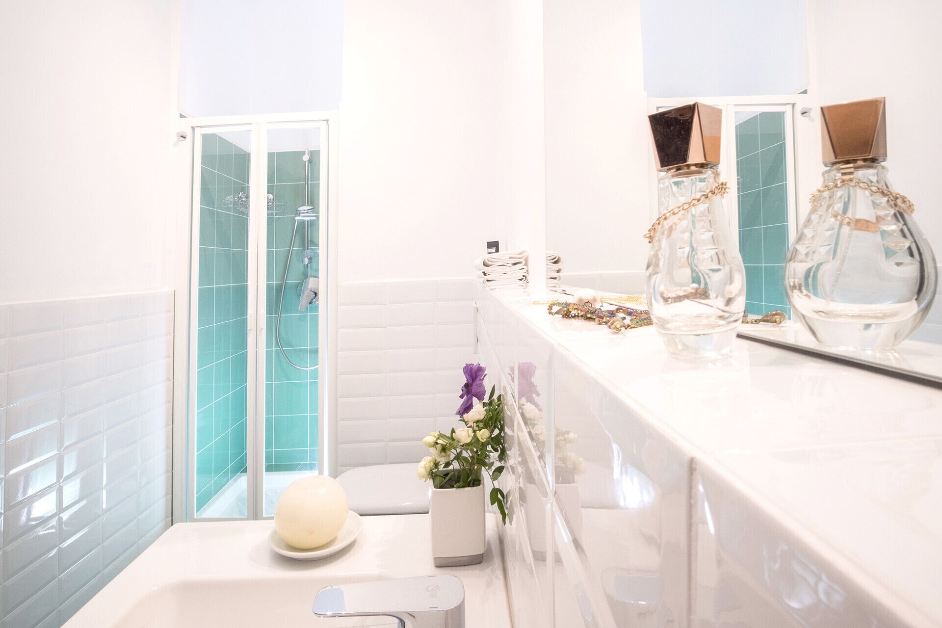Douche, sèche-cheveux, bidet, serviettes fournies