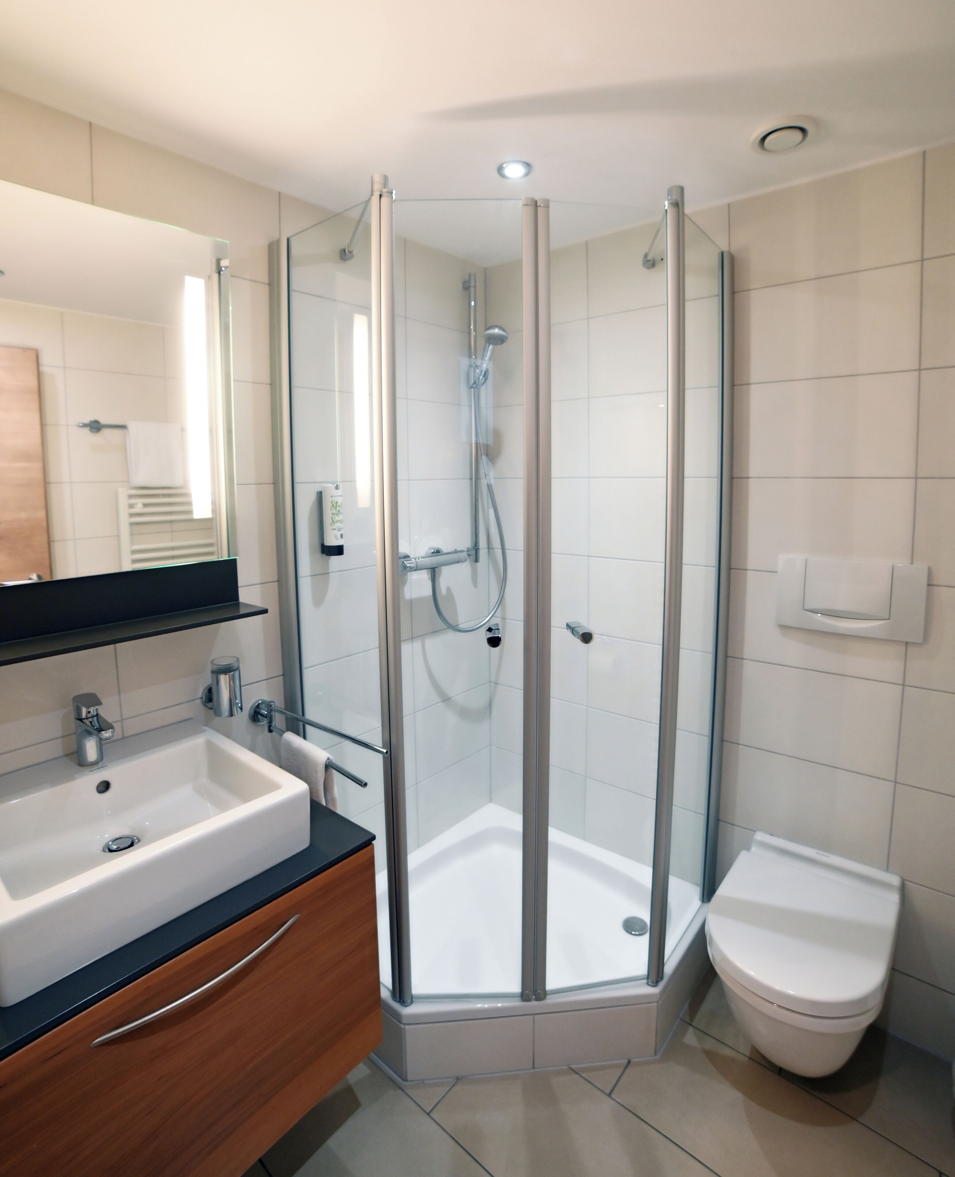 single room, 1 single bed, non smoking | bathroom | shower, free toiletries, hair dryer, towels