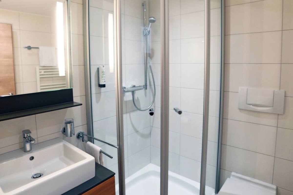 single room, 1 single bed, non smoking | bathroom | shower, free toiletries, hair dryer, towels