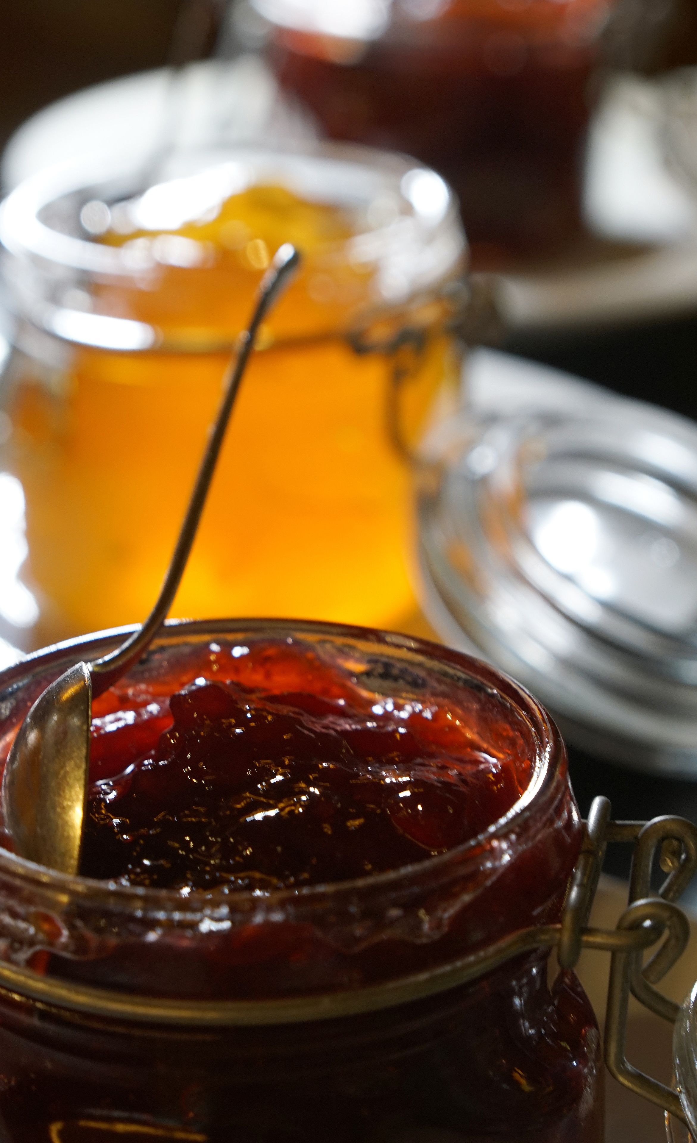 Close-up van een pot jam met een lepel erin.