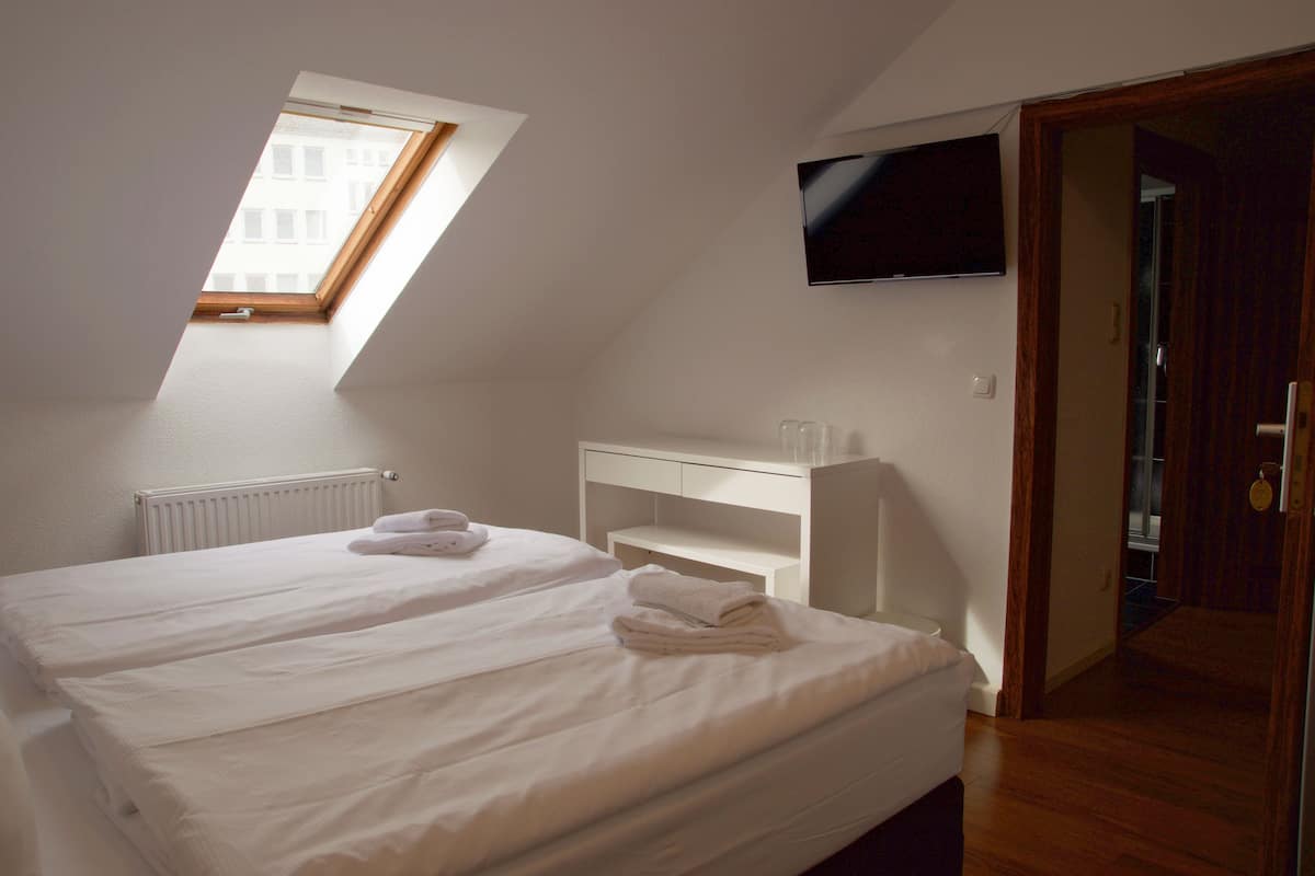 Habitación familiar, 2 habitaciones | 2 habitaciones, escritorio, wifi gratis y ropa de cama