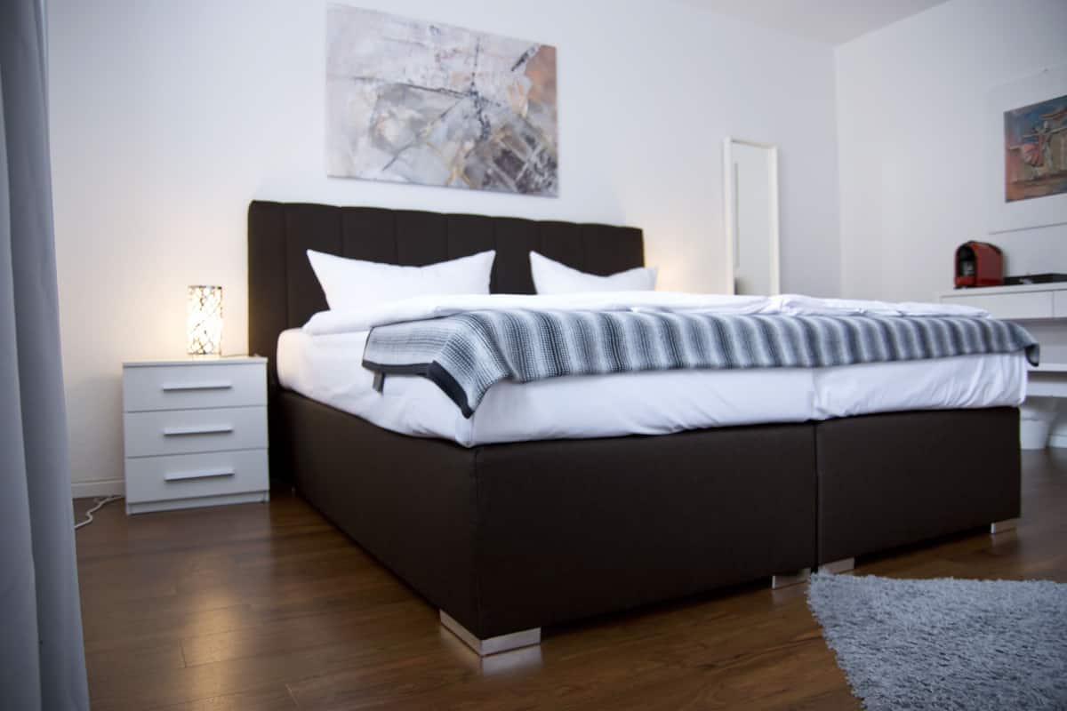 Habitación básica doble | 2 habitaciones, escritorio, wifi gratis y ropa de cama