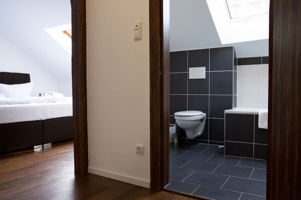 Family Room, 2 Bedrooms | Bathroom | Separate tub and shower, hair dryer, towels - Hotel Teatro Kassel (Kassel)