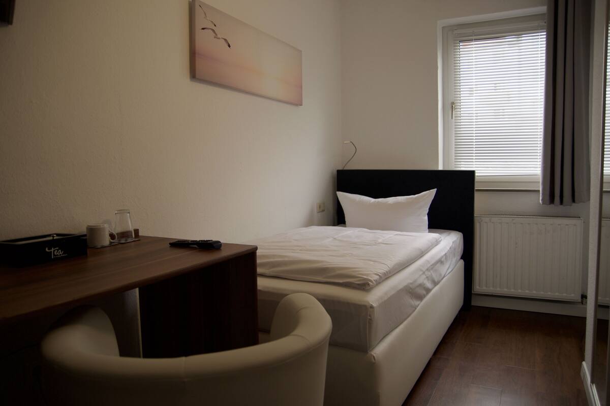 Basic Single Room | 2 bedrooms, desk, WiFi (free), bed sheets