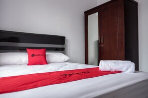 Double Room - RedDoorz near Supermall Karawaci 2 (Curug)
