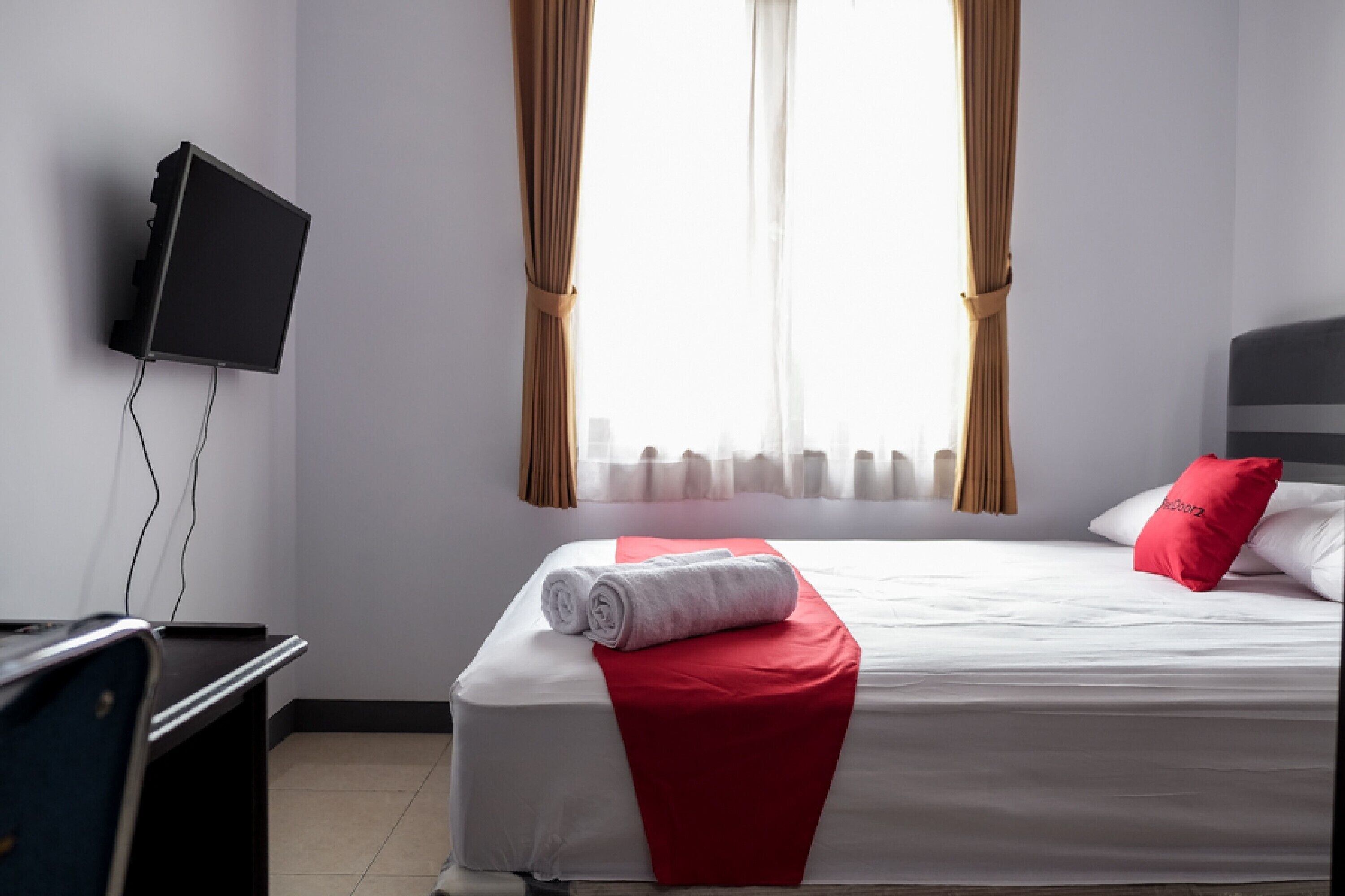 Photo - RedDoorz near Supermall Karawaci 2