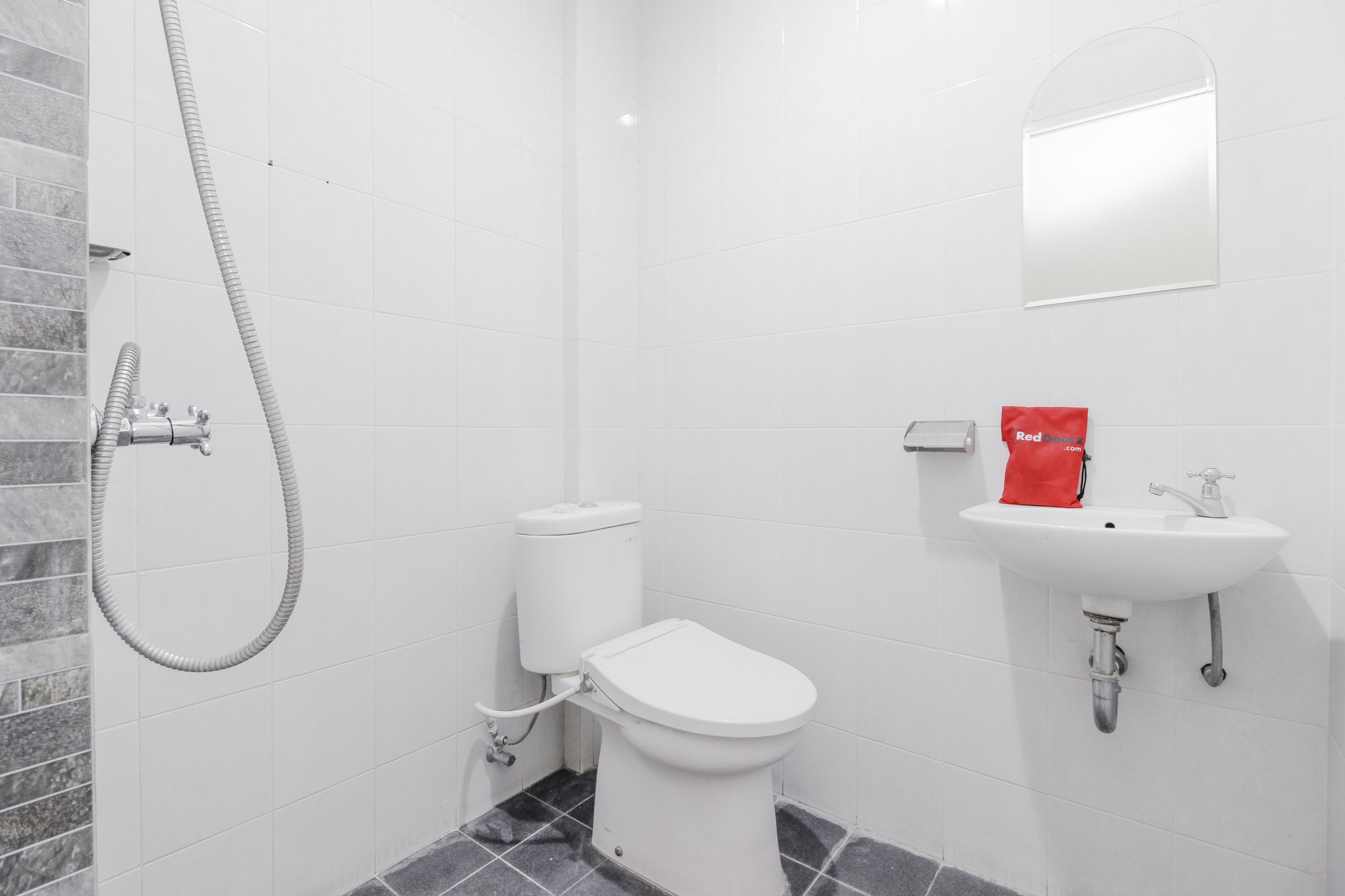 Ein Badezimmer mit Toilette, Waschbecken und Dusche.