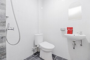 Shower, free toiletries, towels - RedDoorz near Pancoran (Jakarta)